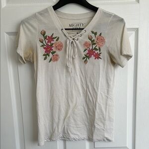 ‼️free w/purchase‼️White Cut Out Laced V Neck Pink Floral Short Sleeve Tee